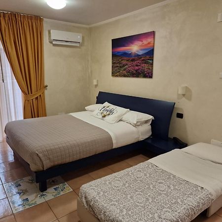 Vittoria Guest House Salerno Buitenkant foto