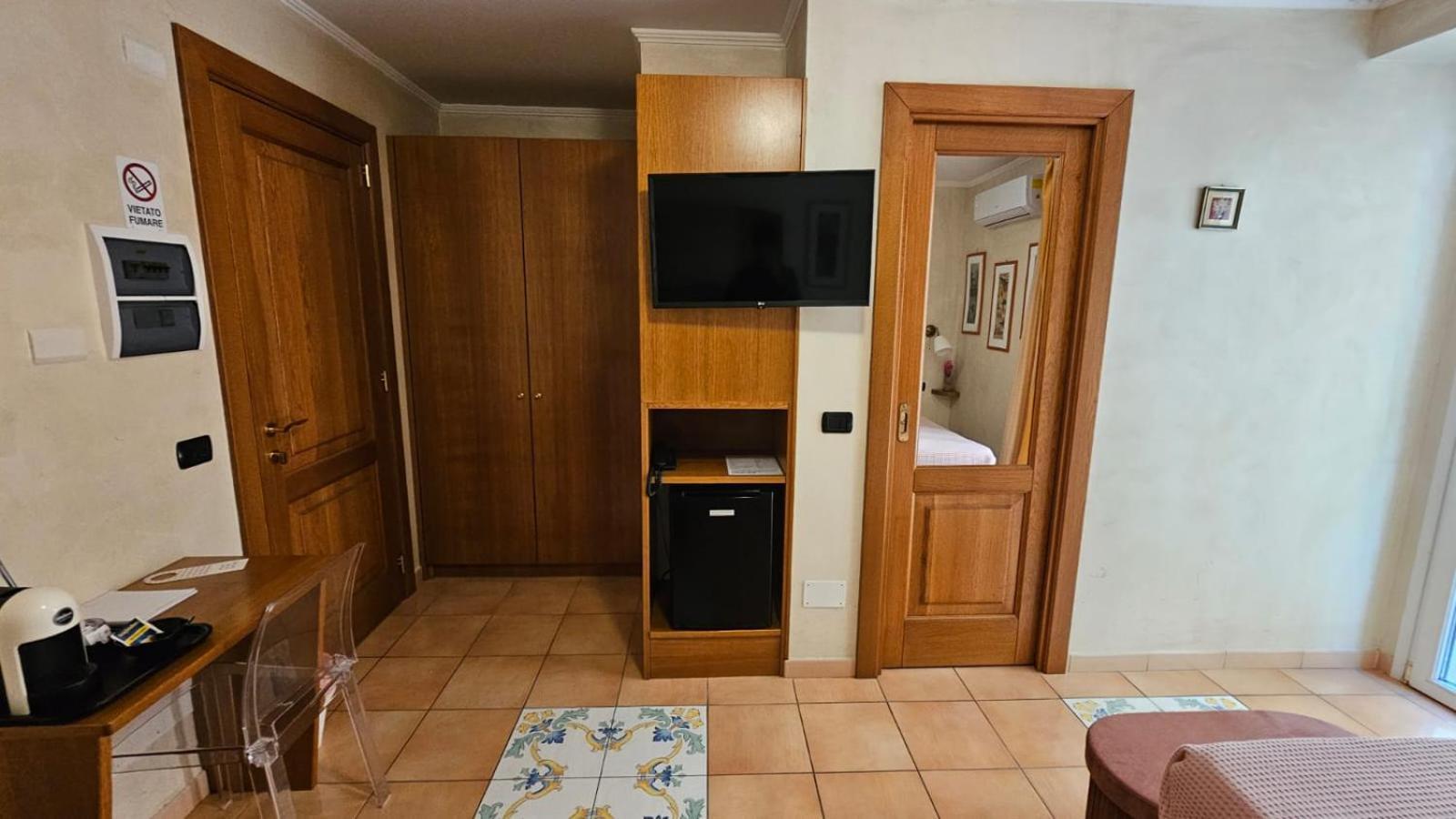 Vittoria Guest House Salerno Buitenkant foto