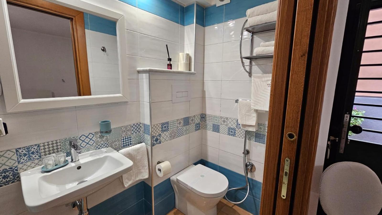 Vittoria Guest House Salerno Buitenkant foto