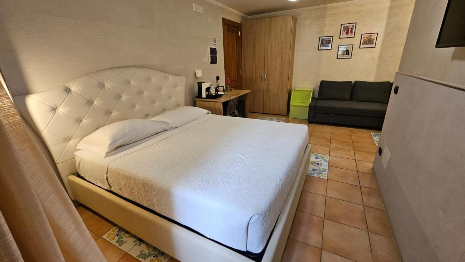 Vittoria Guest House Salerno Buitenkant foto