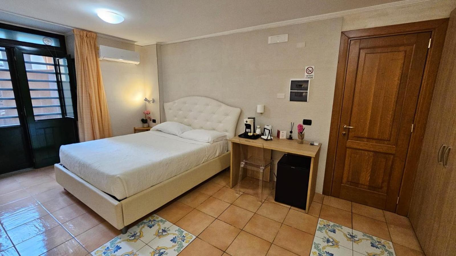 Vittoria Guest House Salerno Buitenkant foto